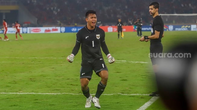 Kiper Timnas Indonesia U-23 Muhammad Ardiansyah berselebrasi usai berhasil menepis tendangan pemain Thailand U-23 dalam laga adu penalti saat pertandingan semifinal Piala AFF U-23 2025 di Stadion Utama Gelora Bung Karno (SUGBK), Senayan, Jakarta, Jumat (25/7/2025). [Suara.com/Alfian Winanto]