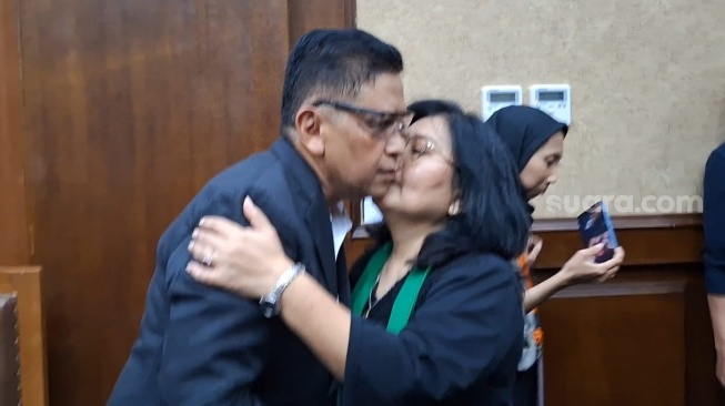 Tanpa Kata, Momen Haru saat Istri Cium dan Elus Hasto Jelang Sidang Putusan