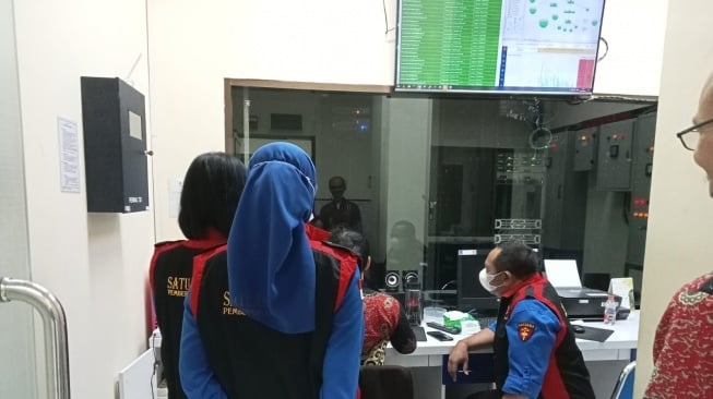 Kejati DIY melakukan penggeledahan di di Kantor Dinas Komunikasi dan Informatika (Diskominfo) Kabupaten Sleman, Kamis (24/7/2025) kemarin. (Dok. Kejati DIY).