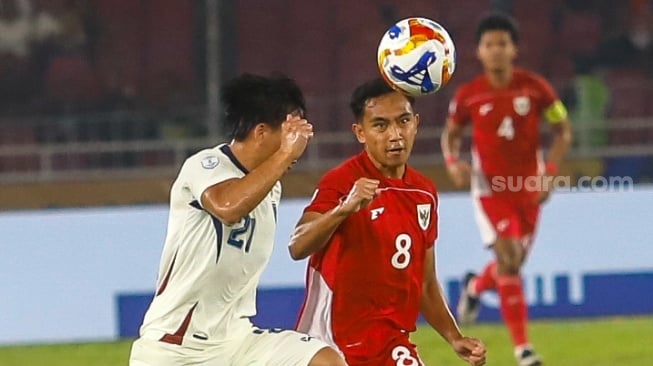 Pemain Timnas Indonesia U-23 Muhammad Rayhan Hannan berebut bola dengan pemain Thailand U-23 saat pertandingan semifinal Piala AFF U-23 2025 di Stadion Utama Gelora Bung Karno (SUGBK), Senayan, Jakarta, Jumat (25/7/2025). [Suara.com/Alfian Winanto]