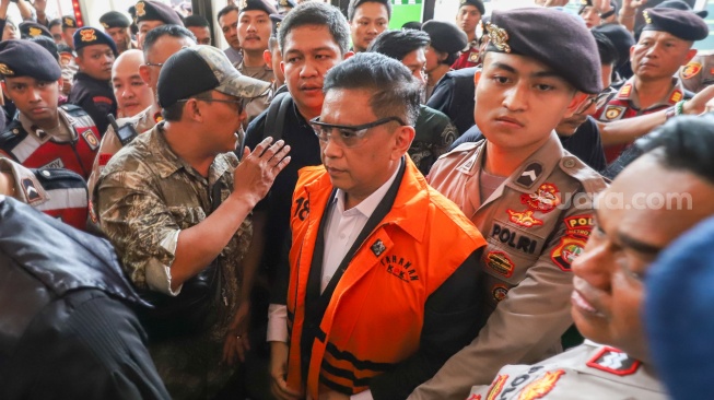 Terdakwa kasus dugaan suap dan perintangan penyidikan, Hasto Kristiyanto (tengah) saat datang untuk menjalani sidang putusan di Pengadilan Tipikor, Jakarta, Jumat (25/7/2025). [Suara.com/Alfian Winanto]