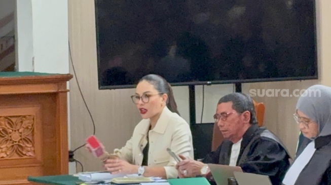 Momen Nikita Mirzani berdebat dengan Reza Gladys. [Suara.com/Tiara Rosana]