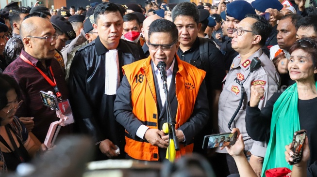 Terdakwa kasus dugaan suap dan perintangan penyidikan, Hasto Kristiyanto (tengah) saat datang untuk menjalani sidang putusan di Pengadilan Tipikor, Jakarta, Jumat (25/7/2025). [Suara.com/Alfian Winanto]