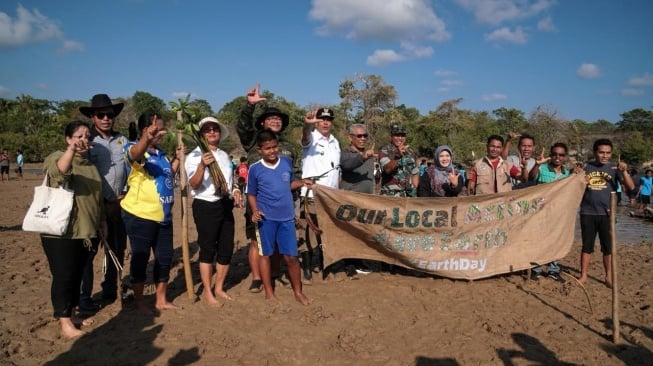 Penanaman bibit mangrove di Kawasan Wisata Mangrove Tulaika, Kelurahan Mebba, Kecamatan Sabu Barat, Rabu (23/7/2025).(Dokumentasi pribadi)