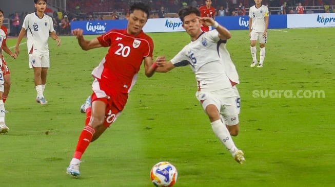 Pemain Timnas Indonesia U-23 Achmad Maulana Syarif berebut bola dengan pemain Thailand U-23 saat pertandingan semifinal Piala AFF U-23 2025 di Stadion Utama Gelora Bung Karno (SUGBK), Senayan, Jakarta, Jumat (25/7/2025). [Suara.com/Alfian Winanto]