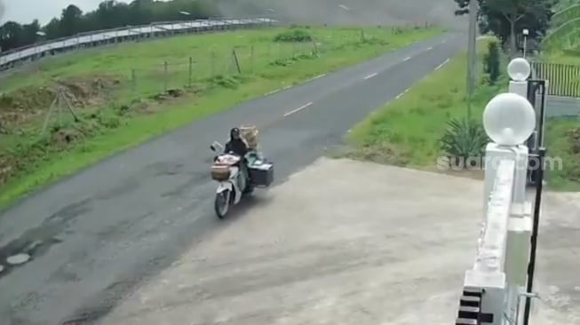 Video Emak-emak Thailand Santai Motoran di Dekat Roket Kamboja yang Meledak