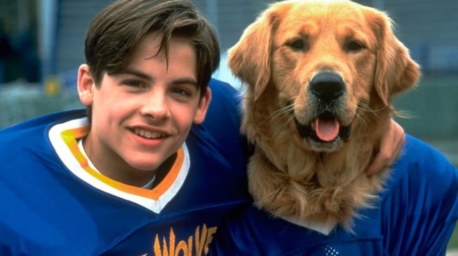 Air Bud: Golden Reciever menjadi salah satu film sukses yang dirilis pada 1998. [YouTube]