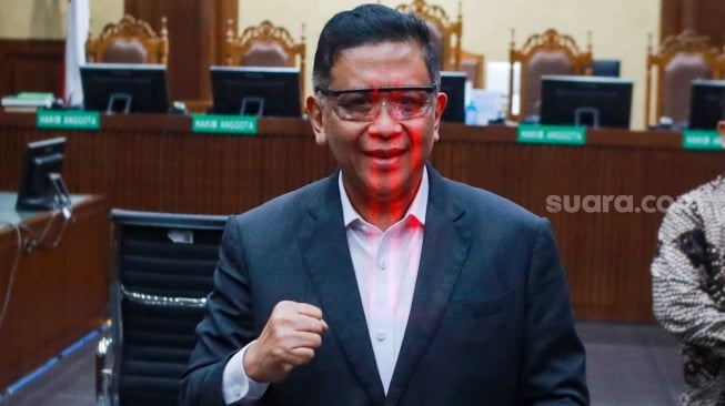Terdakwa kasus dugaan suap dan perintangan penyidikan, Hasto Kristiyanto saat menjalani sidang putusan di Pengadilan Tipikor, Jakarta, Jumat (25/7/2025). [Suara.com/Alfian Winanto]