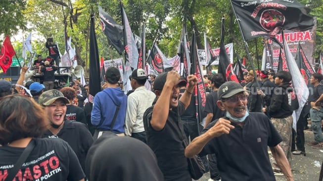 Sudah Bersorak 'Bebas', Massa Pendukung Terkecoh Usai Hasto Divonis 3,5 Tahun Penjara