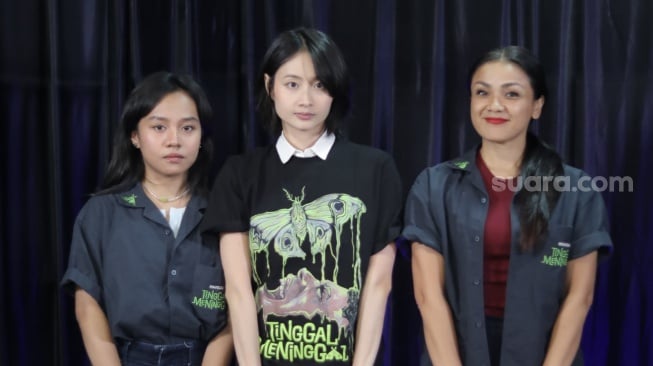 Pemain film Tinggal Meninggal, Nirina Zubir, Shindy Huang dan Nada Novia saat datang ke kantor Suara.com pada Kamis, 17 Juli 2025 [Suara.com/Ramdhani]
