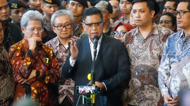 Terdakwa kasus dugaan suap dan perintangan penyidikan, Hasto Kristiyanto memberikan keterangan pers usai menjalani sidang putusan di Pengadilan Tipikor, Jakarta, Jumat (25/7/2025). [Suara.com/Alfian Winanto]