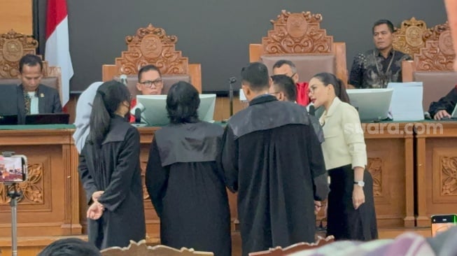 Momen Nikita Mirzani berdebat dengan Reza Gladys. [Suara.com/Tiara Rosana]