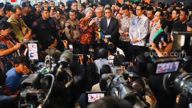 Terdakwa kasus dugaan suap dan perintangan penyidikan, Hasto Kristiyanto memberikan keterangan pers usai menjalani sidang putusan di Pengadilan Tipikor, Jakarta, Jumat (25/7/2025). [Suara.com/Alfian Winanto]