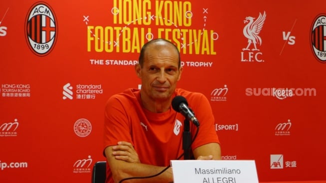Pelatih AC Milan Massimiliano Allegri di konfrensi pers jelang melawan Liverpool dalam laga pramusim yang memperebutkan The Standard Chartered Trophy di Kai Tak Stadium, Kwoloon, Hong Kong [Suara.com/Arief Apriadi]