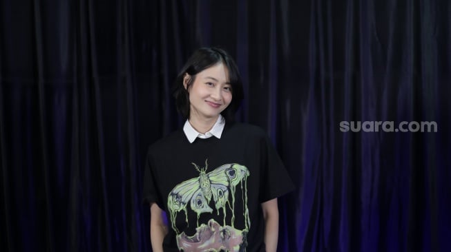 Pemain film Tinggal Meninggal, Shindy Huang  saat datang ke kantor Suara.com pada Kamis, 17 Juli 2025 [Suara.com/Ramdhani]