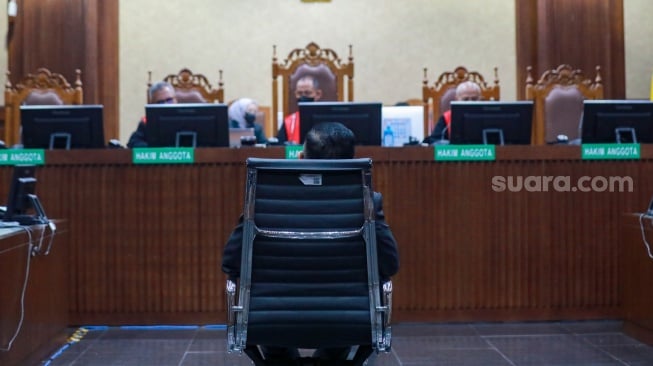 Terdakwa kasus dugaan suap dan perintangan penyidikan, Hasto Kristiyanto saat menjalani sidang putusan di Pengadilan Tipikor, Jakarta, Jumat (25/7/2025). [Suara.com/Alfian Winanto]