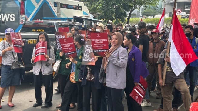 Vonis Hasto Hari Ini, Massa Pro dan Kontra Padati Depan Pengadilan Tipikor Bawa Tuntutan Berbeda
