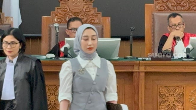 Momen Nikita Mirzani berdebat dengan Reza Gladys. [Suara.com/Tiara Rosana]