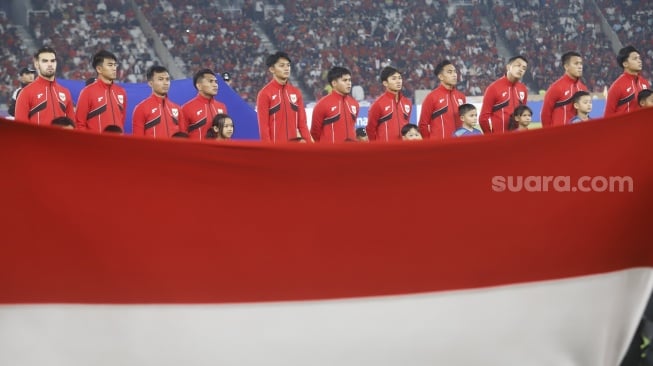 Pemain Timnas Indonesia U-23 menyanyikan lagu Indonesia Raya jelang melawan Thailand dalam semifinal Piala AFF U-23 2025 di Stadion Utama Gelora Bung Karno (SUGBK) Jakarta, Jumat (25/7/2025). [Suara.com/Alfian Winanto]