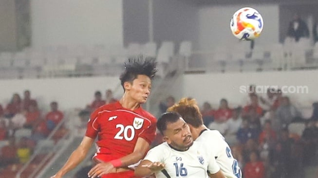 Pemain Timnas Indonesia U-23 Achmad Maulana Syarif berebut bola dengan pemain Thailand U-23 saat pertandingan semifinal Piala AFF U-23 2025 di Stadion Utama Gelora Bung Karno (SUGBK), Senayan, Jakarta, Jumat (25/7/2025). [Suara.com/Alfian Winanto]