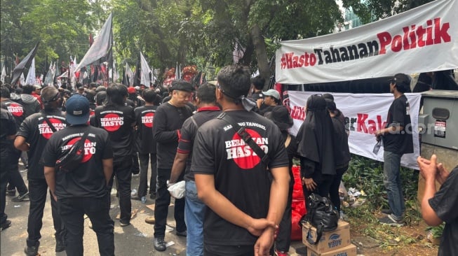 Massa pendukung Sekjen PDIP Hastokristiyanto memenuhi depan Pengadilan Tindak Pidana Korupsi (Tipikor) pada Pengadilan Negeri Jakarta Pusat. (Suara.com/Faqih)