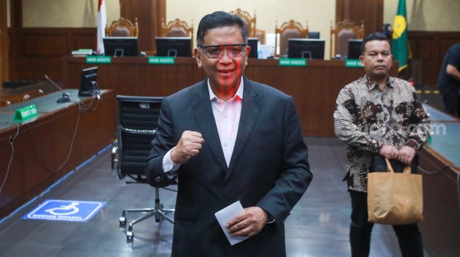Terdakwa kasus dugaan suap dan perintangan penyidikan, Hasto Kristiyanto saat menjalani sidang putusan di Pengadilan Tipikor, Jakarta, Jumat (25/7/2025). [Suara.com/Alfian Winanto]