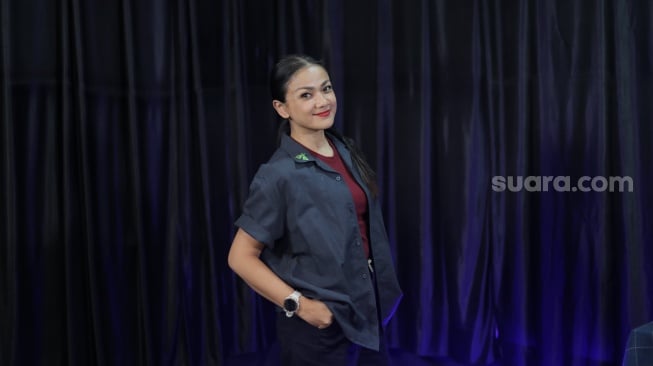 Pemain film Tinggal Meninggal, Nirina Zubir saat datang ke kantor Suara.com pada Kamis, 17 Juli 2025 [Suara.com/Ramdhani]