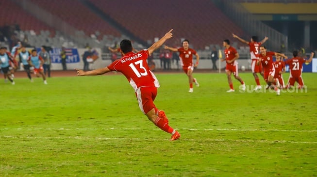 Pemain Timnas Indonesia U-23 Muhammad Alfharezzi berselebrasi usai mencetak gol dalam laga adu penalti saat pertandingan semifinal Piala AFF U-23 2025 melawan Thailand U-23 di Stadion Utama Gelora Bung Karno (SUGBK), Senayan, Jakarta, Jumat (25/7/2025). [Suara.com/Alfian Winanto]