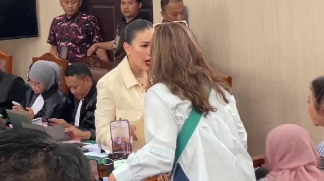 Diduga Nikita Mirzani tegur Emma Waroka sebelum sidang (YouTube)