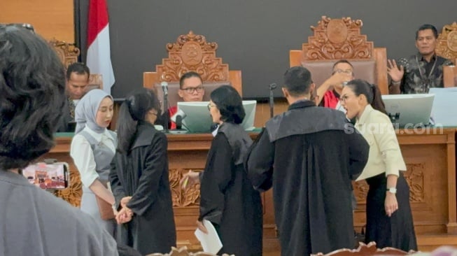 Momen Nikita Mirzani berdebat dengan Reza Gladys. [Suara.com/Tiara Rosana]