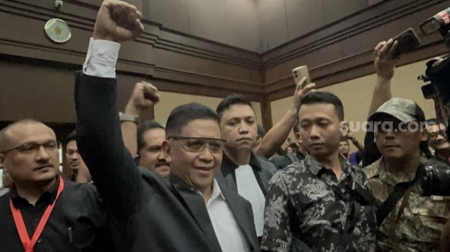 Hadapi Vonis Hakim, Gaya Hasto PDIP Kepalkan Tangan Kanan, Simbol Apa?