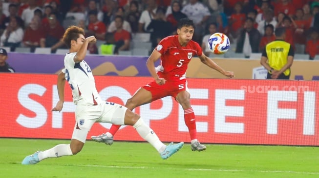 Pemain Timnas Indonesia U-23 Dony Tri Pamungkas berebut bola dengan pemain Thailand U-23 saat pertandingan semifinal Piala AFF U-23 2025 di Stadion Utama Gelora Bung Karno (SUGBK), Senayan, Jakarta, Jumat (25/7/2025). [Suara.com/Alfian Winanto]