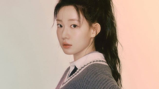 4 Ide Gaya Kasual Kekinian ala Choi Yoon Ji, Bikin Mood Happy Seharian!