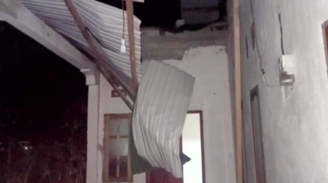 Rumah warga saat rusak setelah diguncang gempa bumi 6,0 magnitudo di Kabupaten Poso Sulawesi Tengah, Kamis (24/7/2025) malam. ANTARA/HO-BNPB.