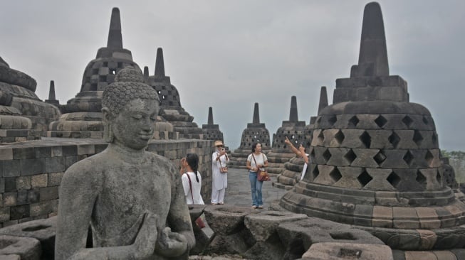 Sejumlah wisatawan mengunjungi Candi Borobudur, Magelang, Jawa Tengah, Sabtu (26/7/2025). [ANTARA FOTO/Anis Efizudin/rwa]