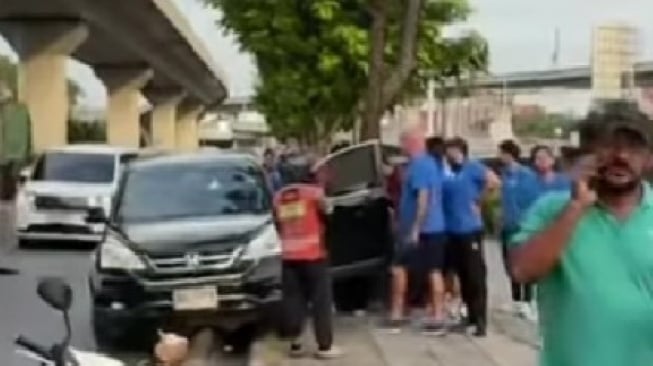 Braakk! Bus Persib Bandung Kecelakaan di Thailand, Pecahan Kaca Berserakan