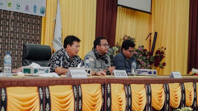 Sidi Rana Menggala, Koordinator Nasional GEF SGP Indonesia, dalam diskusi di Kantor Pemerintah Kabupaten Sabu Raijua, Nusa Tenggara, Kamis (24/7/2025).
