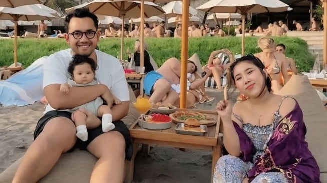 Kiky Saputri bersama suami, M Khairi dan putrinya, Kayesha. [Instagram]