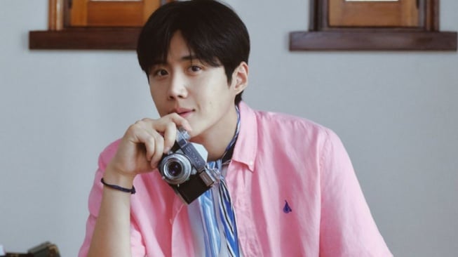 4 OOTD Kim Seon Ho yang Tunjukkan Sisi Gentle dan Calm, Cocok Buat Daily!