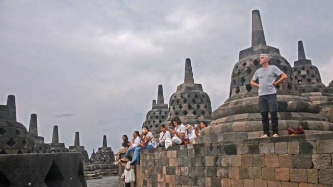 Sejumlah wisatawan menunggu matahari terbit saat uji coba wisata Borobudur Sunrise di Candi Borobudur, Magelang, Jawa Tengah, Sabtu (26/7/2025). [ANTARA FOTO/Anis Efizudin/rwa]