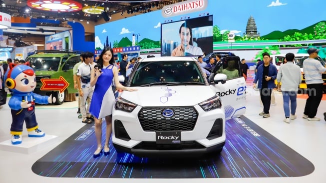 Pengunjung melihat kendaraan Daihatsu Rocky di ajang pameran automotif Gaikindo Indonesia International Auto Show (GIIAS) 2025 di Indonesia Convention Exhibition (ICE) BSD, Tangerang, Banten, Sabtu (26/7/2025). [Suara.com/Alfian Winanto]