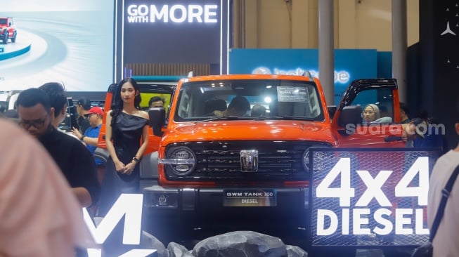 Pengunjung melihat kendaraan GMW Tank 300 Diesel di ajang pameran automotif Gaikindo Indonesia International Auto Show (GIIAS) 2025 di Indonesia Convention Exhibition (ICE) BSD, Tangerang, Banten, Sabtu (26/7/2025). [Suara.com/Alfian Winanto]