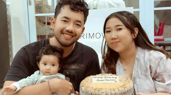 Kiky Saputri bersama suami, M Khairi dan putrinya, Kayesha. [Instagram]