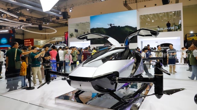 Pengunjung melihat Mobil terbang Xpeng AeroHT Voyager X2 di ajang pameran automotif Gaikindo Indonesia International Auto Show (GIIAS) 2025 di Indonesia Convention Exhibition (ICE) BSD, Tangerang, Banten, Sabtu (26/7/2025). [Suara.com/Alfian Winanto]