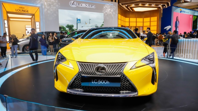 Dua Kutub Mobil di GIIAS 2025: Lexus LC 500h Vs BYD Atto 1 - Mana yang Paling Sesuai Gaya Hidupmu?