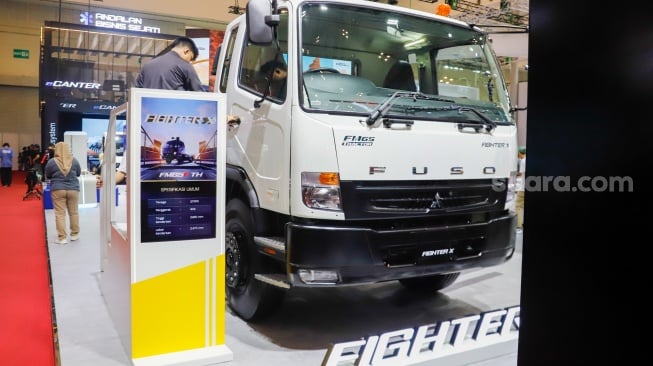Pengunjung melihat kendaraan Fuso Fighter X di ajang pameran automotif Gaikindo Indonesia International Auto Show (GIIAS) 2025 di Indonesia Convention Exhibition (ICE) BSD, Tangerang, Banten, Sabtu (26/7/2025). [Suara.com/Alfian Winanto]