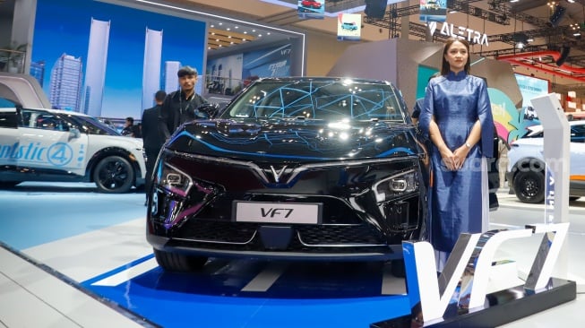 Pengunjung melihat kendaraan VinFast VF7 di ajang pameran automotif Gaikindo Indonesia International Auto Show (GIIAS) 2025 di Indonesia Convention Exhibition (ICE) BSD, Tangerang, Banten, Sabtu (26/7/2025). [Suara.com/Alfian Winanto]