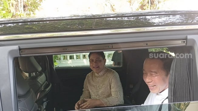 Momen Kikuk Jokowi: Ngaku Jenguk Saudara, 'Dikeplak' Iriana: Mau Reuni UGM!