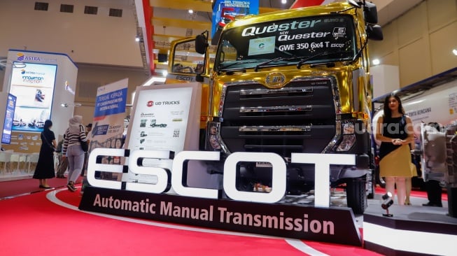 Pengunjung melihat kendaraan Quester GWE 350 di ajang pameran automotif Gaikindo Indonesia International Auto Show (GIIAS) 2025 di Indonesia Convention Exhibition (ICE) BSD, Tangerang, Banten, Sabtu (26/7/2025). [Suara.com/Alfian Winanto]