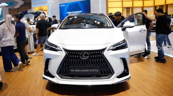 Pengunjung melihat kendaraan Lexus NX 350h Luxury di ajang pameran automotif Gaikindo Indonesia International Auto Show (GIIAS) 2025 di Indonesia Convention Exhibition (ICE) BSD, Tangerang, Banten, Sabtu (26/7/2025). [Suara.com/Alfian Winanto]